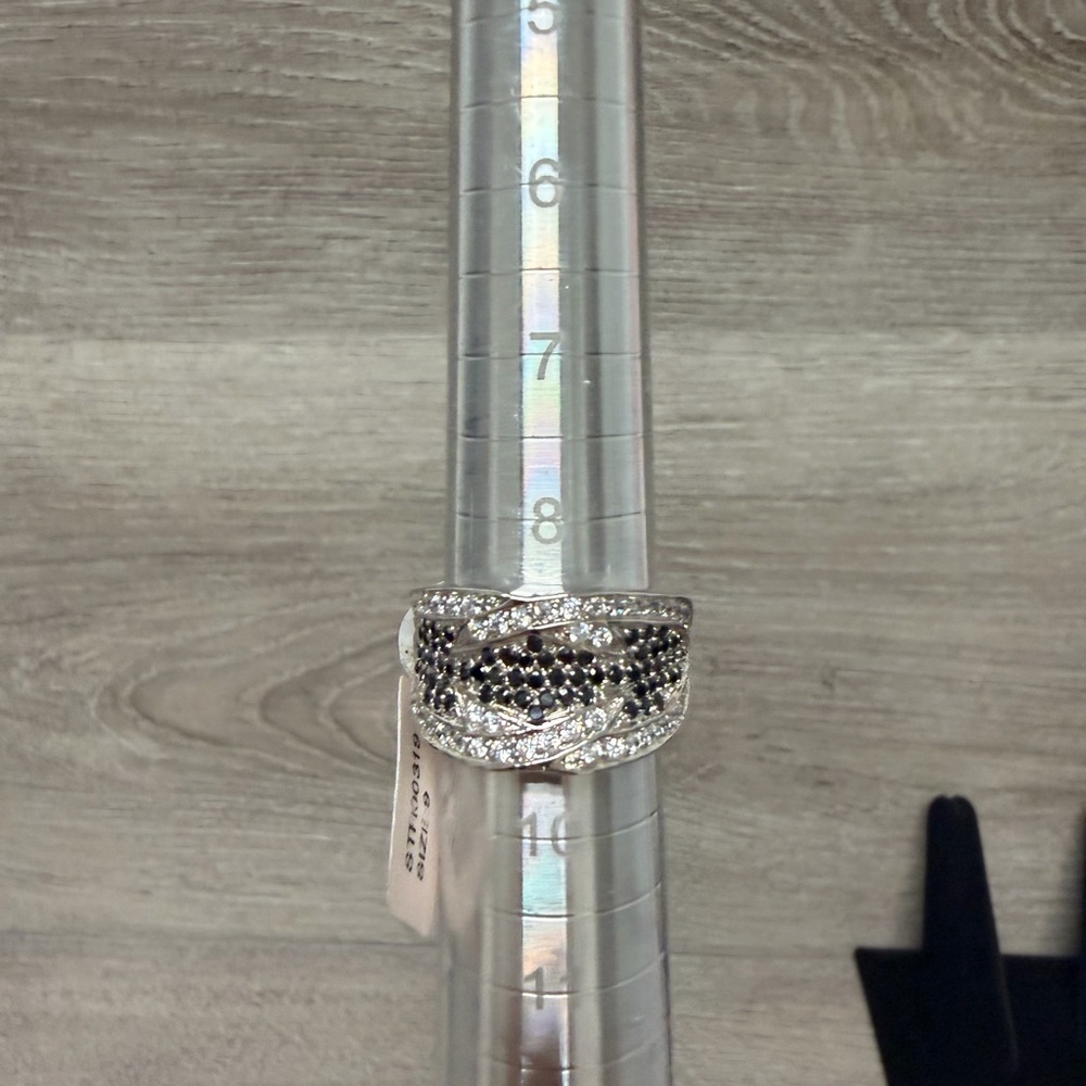 Elegant Sterling Silver and Black‎ Women's Ring .925